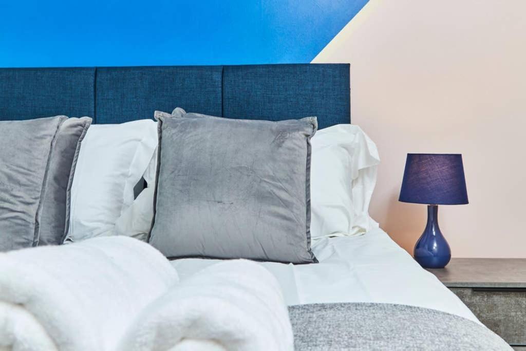 New - The Chique Scandic Cambridge Abode - Parking Bagian luar foto